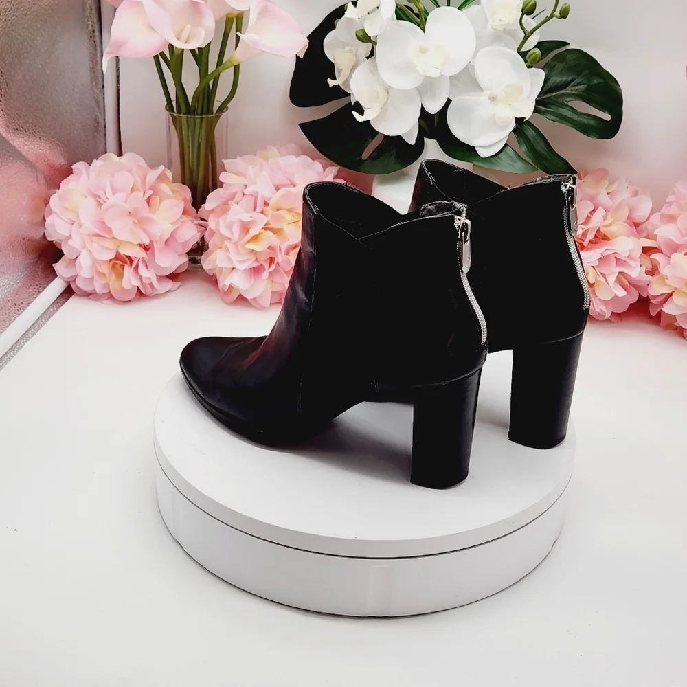 Adrienne Vittadini EUC Trinie Black Boots Women’s Size 8 Chunky Heel Booties.